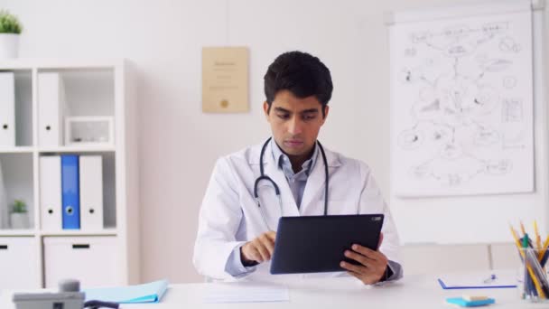 Médico com tablet pc e papéis no hospital — Vídeo de Stock