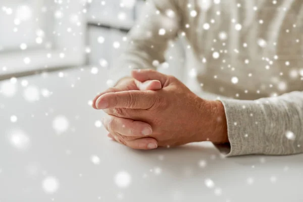 Close up van senior man handen op tafel — Stockfoto