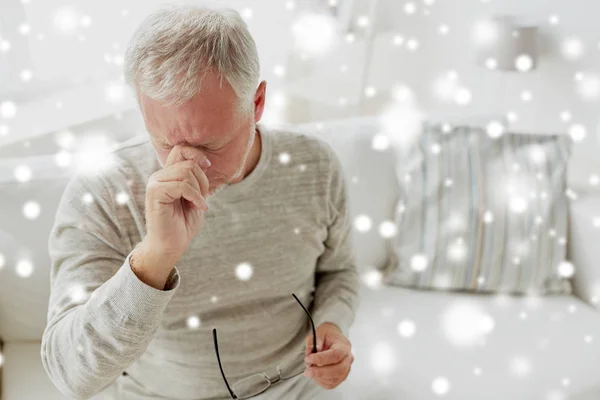 Senior mannen lider av huvudvärk hemma — Stockfoto