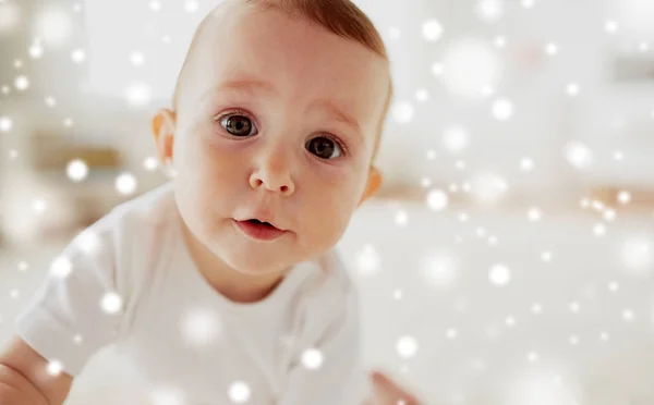 Közelkép a boldog kis baba fiú vagy lány — Stock Fotó
