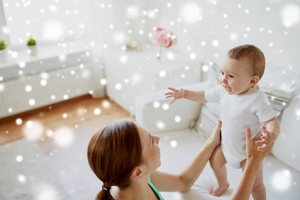 Heureuse jeune mère avec petit bébé à la maison — Photo