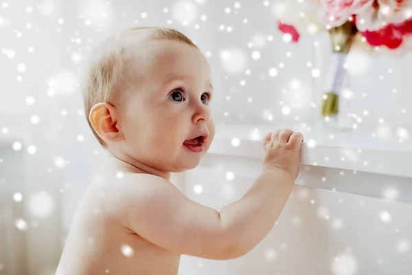 Boldog kis baba fiú vagy lány tábla gazdaság — Stock Fotó
