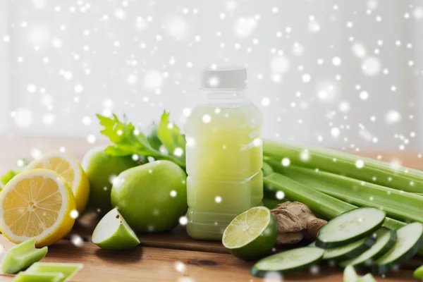 Пляшка з зеленим соком, фруктами та овочами — стокове фото