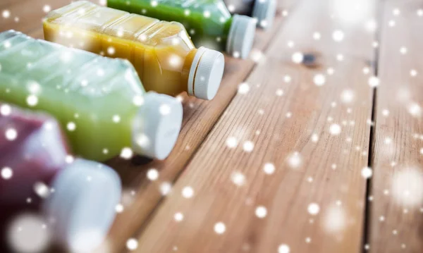 Láhve s různé ovocné nebo zeleninové šťávy — Stock fotografie