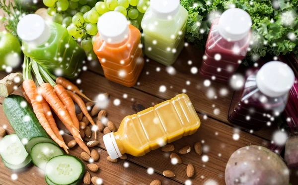 Пляшки з різними фруктовими або овочевими соками — стокове фото