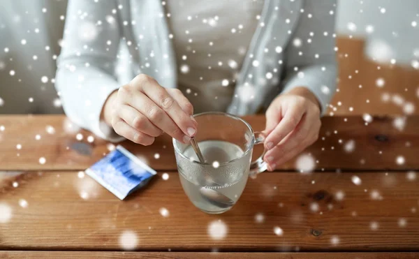Хвора жінка перемішує ліки в чашці з ложкою — стокове фото