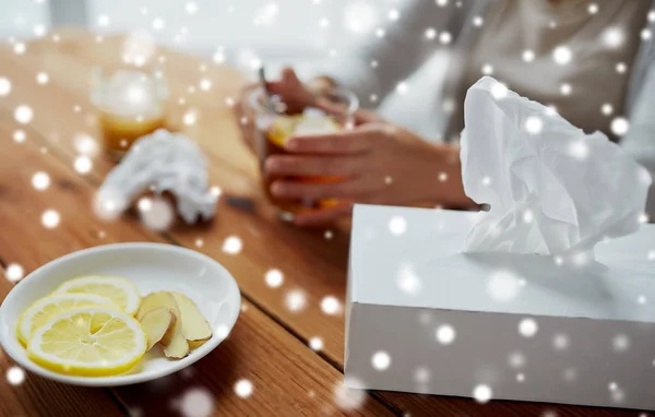 Papel toallitas caja con limón y jengibre en el plato —  Fotos de Stock