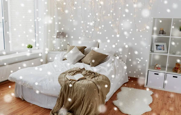 Sypialnia z łóżkiem i Boże Narodzenie girlanda w domu — Zdjęcie stockowe