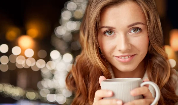 Κοντινό πλάνο της ευτυχισμένη γυναίκα με καφέ, Χριστούγεννα — Φωτογραφία Αρχείου