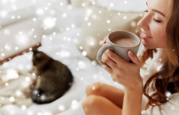 Close up de mulher feliz com xícara de cacau em casa — Fotografia de Stock