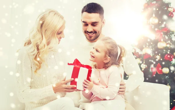 Šťastná rodina doma s vánoční stromeček — Stock fotografie