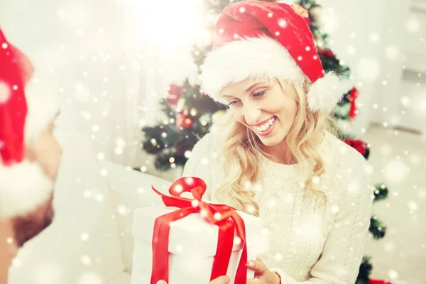 Feliz pareja en casa con caja de regalo de Navidad — Foto de Stock