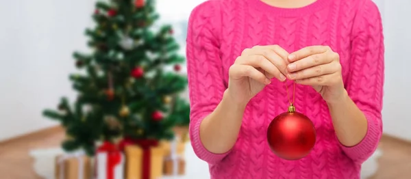 Close up van vrouw handen met kerst bal — Stockfoto