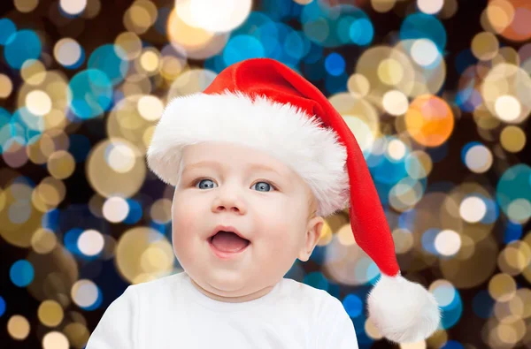 Liten pojke i santa hatt vid jul — Stockfoto