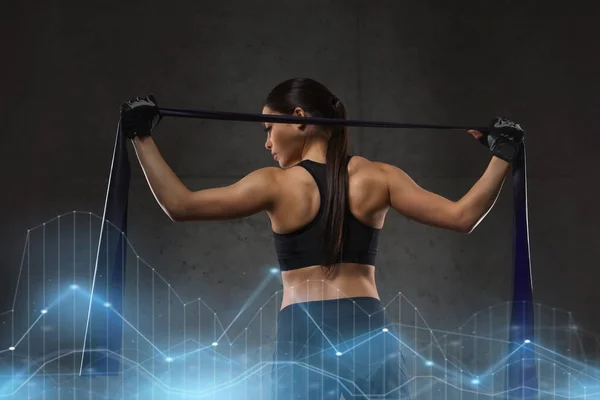 Mujer con expansor haciendo ejercicio en el gimnasio — Foto de Stock