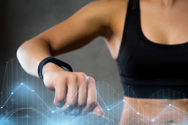 Femme avec montre de fréquence cardiaque dans la salle de gym — Photo