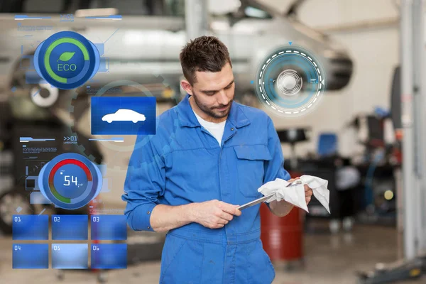 Automechaniker oder Schmied mit Schraubenschlüssel in der Autowerkstatt — Stockfoto