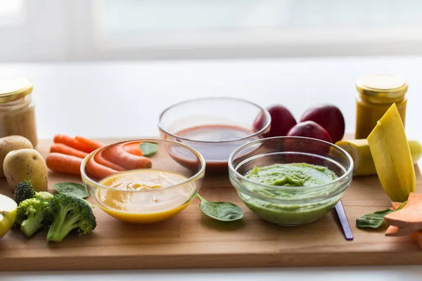 Vegetable puree or baby food in glass bowls — Stock Photo, Image