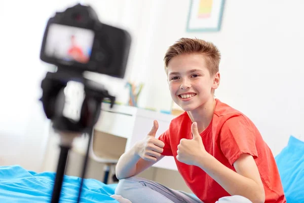 Menino feliz com câmera de gravação de vídeo em casa — Fotografia de Stock