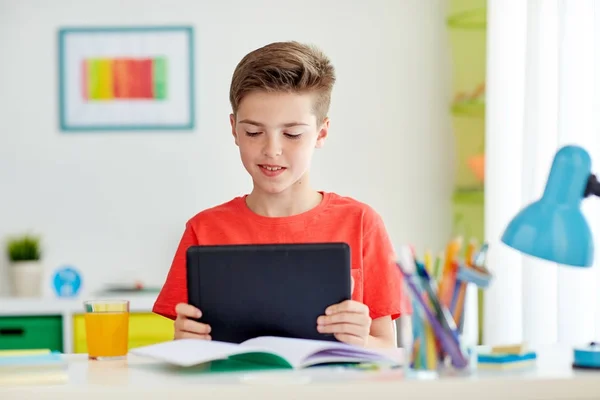 Student pojke med TabletPC och bärbara hemma — Stockfoto