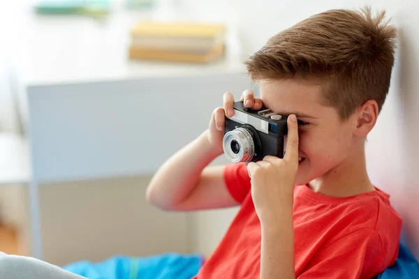 Щасливий хлопчик з фотоапаратом вдома — стокове фото