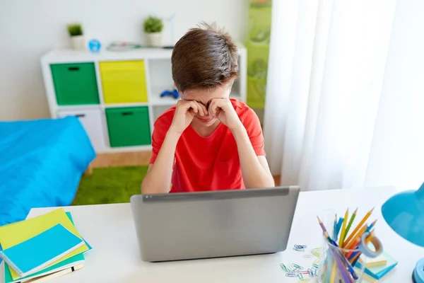 疲倦的学生男孩有手提电脑在家里 — 图库照片