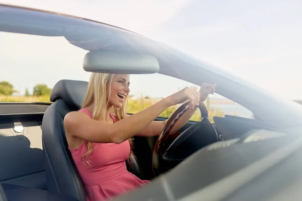 Feliz joven mujer conduciendo coche descapotable —  Fotos de Stock