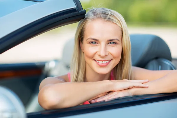 Feliz joven mujer en coche descapotable —  Fotos de Stock