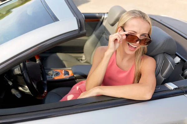 Gelukkig jonge vrouw in converteerbare auto — Stockfoto