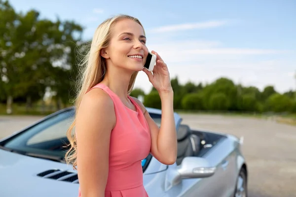 Mulher chamando no smartphone no carro conversível — Fotografia de Stock