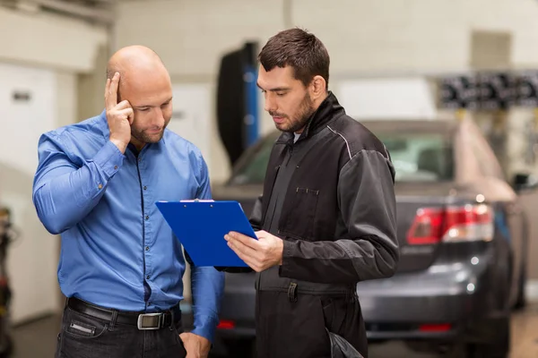 Bilmekaniker och kunden på bil shop — Stockfoto