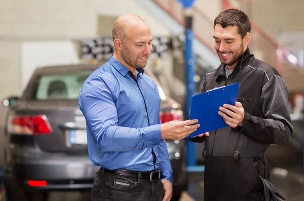 Automechaniker und Kunde im Autohaus — Stockfoto