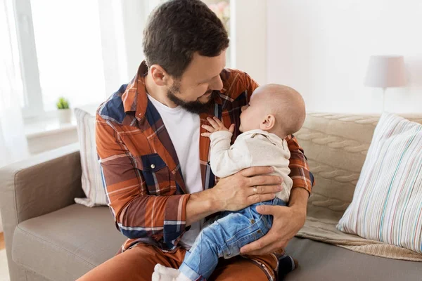 快乐的父亲与婴儿的小男孩在家里 — 图库照片