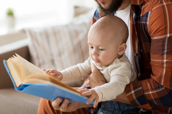 Mutlu baba ve küçük oğlu evde kitap ile — Stok fotoğraf