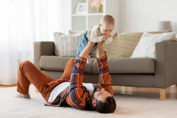 Felice padre con bambino a casa — Foto Stock