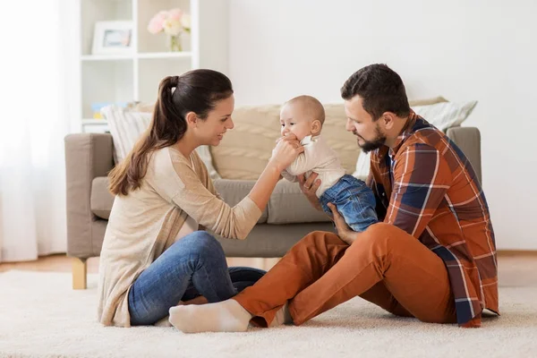 Familia feliz con el bebé divirtiéndose en casa — Foto de Stock