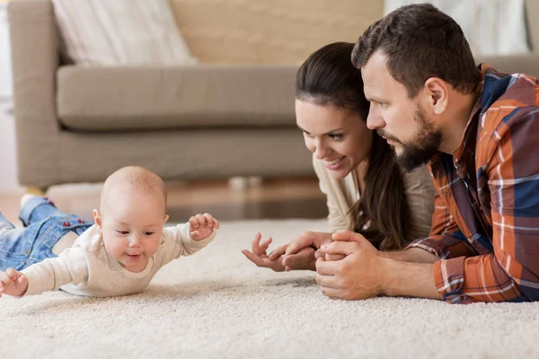 Família feliz brincando com o bebê em casa — Fotografia de Stock