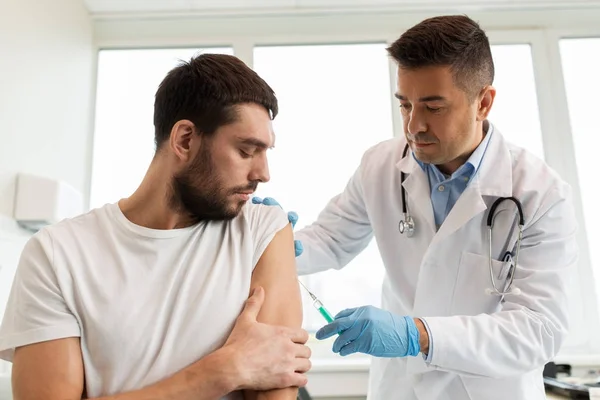 Pacjent i lekarz z strzykawka szczepienia robi — Zdjęcie stockowe