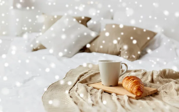 커피 한잔과 크로 집에서 침대에 격자 무늬에 스톡 이미지