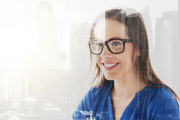 Primer plano de la sonriente mujer de mediana edad en gafas — Foto de Stock