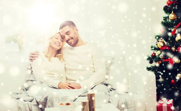 Mutlu çift evde Noel ağacı ile — Stok fotoğraf
