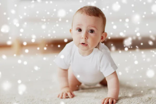 Baby in Windel krabbelt zu Hause auf dem Boden — Stockfoto