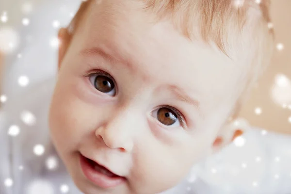 Närbild av glad liten pojke eller flicka — Stockfoto