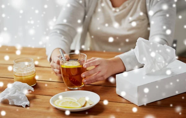 Крупним планом хвора жінка п'є чай з лимоном — стокове фото