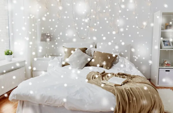 Bedroom with bed and christmas garland at home — Stock Photo, Image