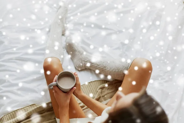 Крупним планом жінка з чашкою какао в ліжку вдома — стокове фото