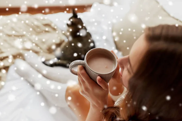 Close up van gelukkige vrouw met cup van cacao thuis — Stockfoto