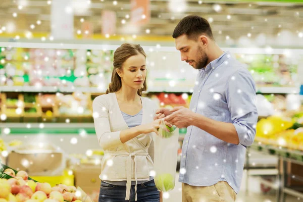 Felice coppia acquisto di mele al negozio di alimentari — Foto Stock