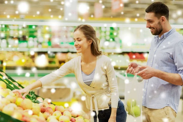 Gelukkige paar appels in supermarkt kopen — Stockfoto