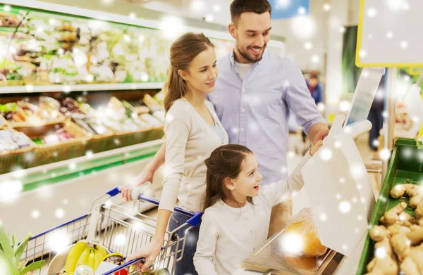 Família de laranjas de pesagem em escala no supermercado — Fotografia de Stock